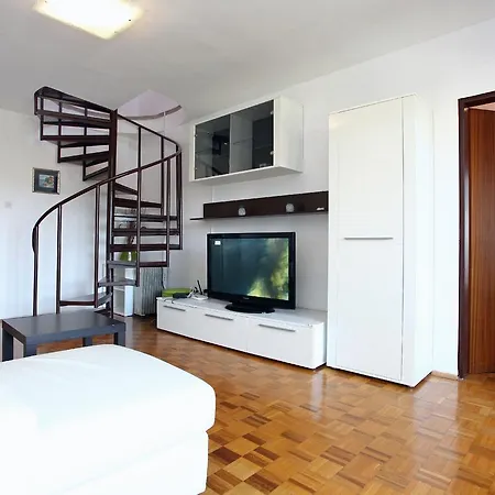 Three-bedroom Spacious Modern Ss *