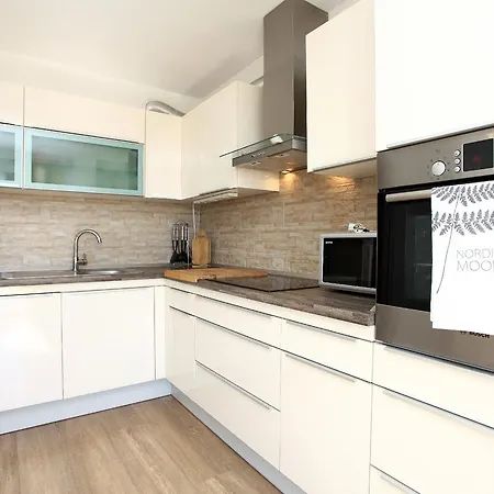 Three-bedroom Spacious Modern Ss
