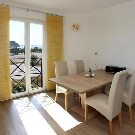 Apartment Three-bedroom Spacious Modern Ss *