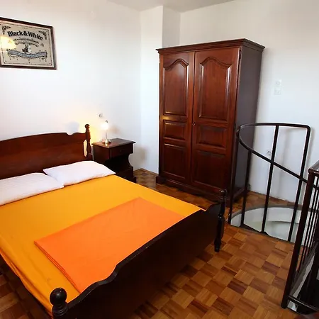 Apartment Three-bedroom Spacious Modern Ss