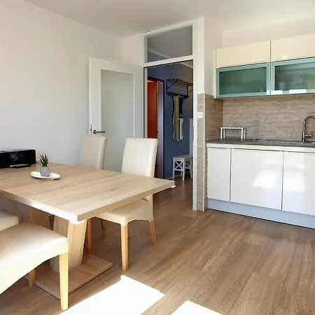 Διαμέρισμα Three-bedroom Spacious Modern Ss *