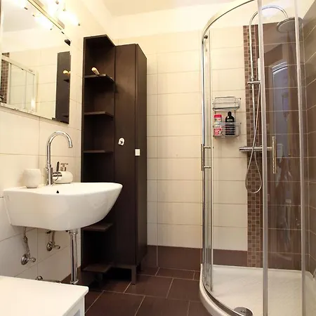 Three-bedroom Spacious Modern Ss *