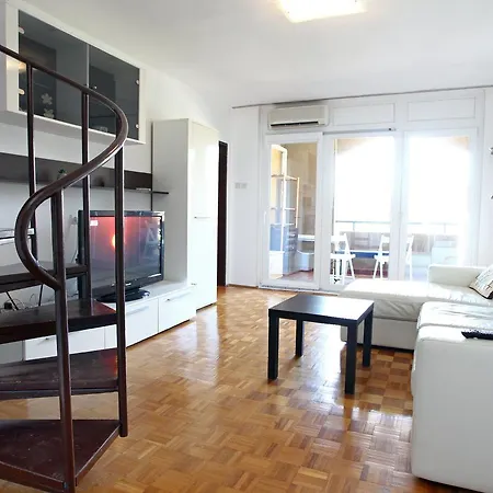Three-bedroom Spacious Modern Ss