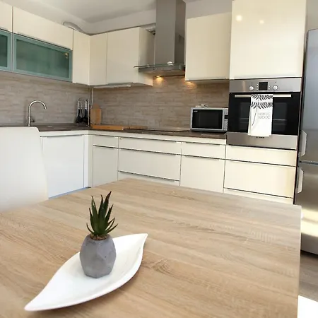 Apartment Three-bedroom Spacious Modern Ss *