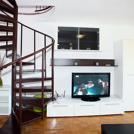 Three-bedroom Spacious Modern Ss